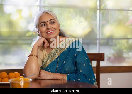 Ritratto di una signora anziana durante le celebrazioni di Diwali Foto Stock