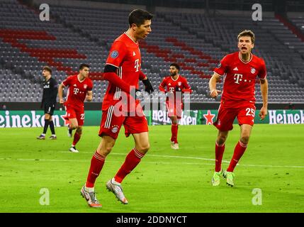 Monaco, Germania. 25 Nov 2020. Robert Lewandowski (C) della Bayern Munich festeggia il suo punteggio nel corso di una partita della UEFA Champions League TRA l'FC Bayern Monaco di Germania e l'RB Salzburg dell'Austria a Monaco di Baviera, Germania, 25 novembre 2020. Credit: Philippe Ruiz/Xinhua/Alamy Live News Foto Stock