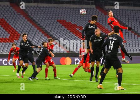 Monaco, Germania. 25 Nov 2020. Robert Lewandowski (Top, R) del Bayern Munich prende un titolo durante una partita della UEFA Champions League TRA il FC Bayern Monaco di Germania e il RB Salzburg dell'Austria a Monaco di Baviera, Germania, 25 novembre 2020. Credit: Philippe Ruiz/Xinhua/Alamy Live News Foto Stock