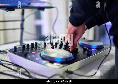 DJ remoto in occasione di un evento festivo Foto Stock