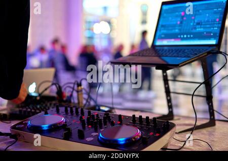 DJ remoto in occasione di un evento festivo Foto Stock