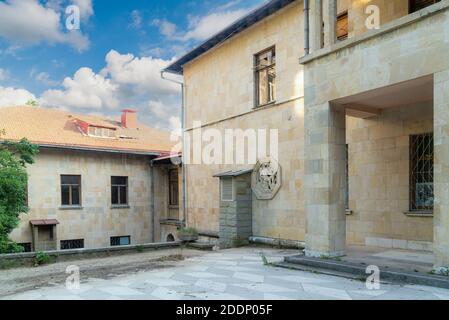 Vecchio sanatorio abbandonato e ospedale. Architettura sovietica. Edificio storico Foto Stock