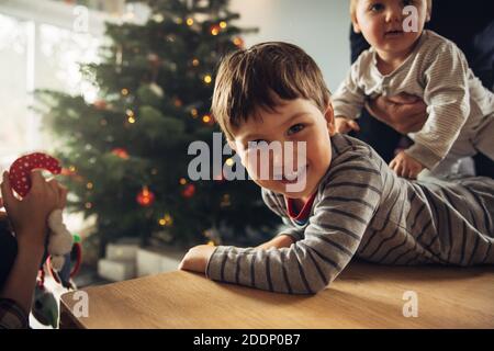 Ragazzo a casa durante Natale. I bambini si divertono a casa con la famiglia durante il Natale. Foto Stock