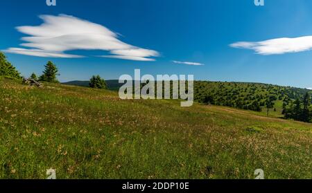 Le montagne di Jeseniky con la collina più alta Praded dalla collina di Jeleni hrbet Vicino a Jeleni studanka nella repubblica Ceca Foto Stock