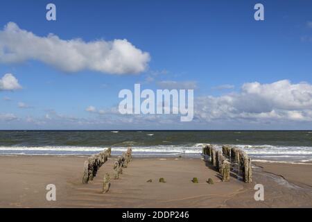 Geografia / viaggio, Germania, Schleswig-Holstein, isola Sylt, vecchio groyne di legno di fronte a Rantum, diritti aggiuntivi-clearance-Info-non-disponibile Foto Stock