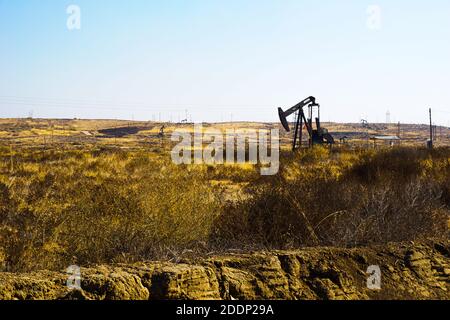 Pozzi di petrolio nella California centrale. Foto Stock