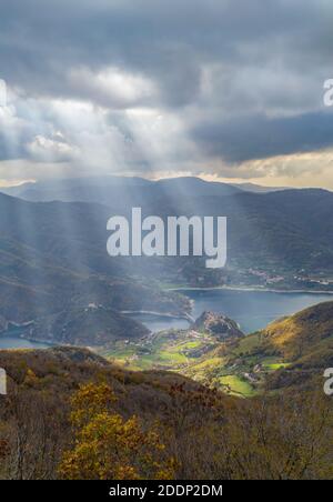 Il lago di Turano (Rieti, Italia) e la città di Castel di Tora - qui una vista dal monte Navegna Foto Stock