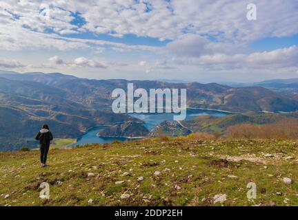 Il lago di Turano (Rieti, Italia) e la città di Castel di Tora - qui una vista dal monte Navegna Foto Stock