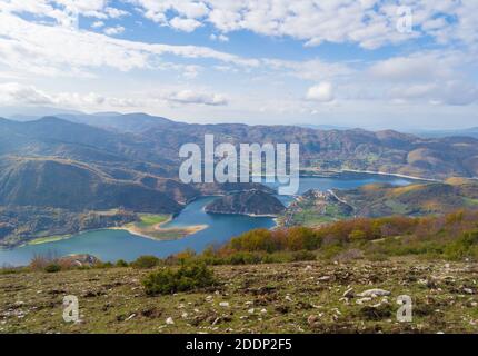 Il lago di Turano (Rieti, Italia) e la città di Castel di Tora - qui una vista dal monte Navegna Foto Stock