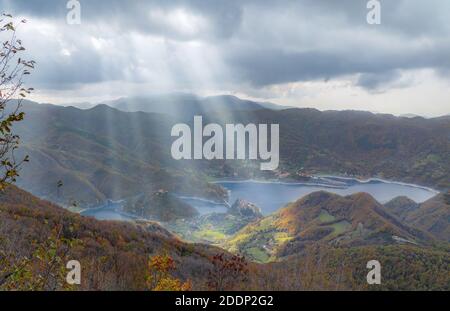 Il lago di Turano (Rieti, Italia) e la città di Castel di Tora - qui una vista dal monte Navegna Foto Stock