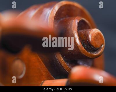 Contemporaneo violino in legno fatto a mano e dettagli solati su bianco sfondo Foto Stock