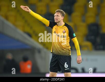 Dresda, Germania. 25 Nov 2020. Calcio: Terza divisione, SG Dynamo Dresden - SpVgg Unterhaching, 12° incontro, al Rudolf-Harbig-Stadium dynamos Marco Hartmann gesturing. Credit: Robert Michael/dpa-Zentralbild/dpa/Alamy Live News Foto Stock