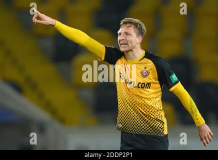 Dresda, Germania. 25 Nov 2020. Calcio: Terza divisione, SG Dynamo Dresden - SpVgg Unterhaching, 12° incontro, al Rudolf-Harbig-Stadium dynamos Marco Hartmann gesturing. Credit: Robert Michael/dpa-Zentralbild/dpa/Alamy Live News Foto Stock