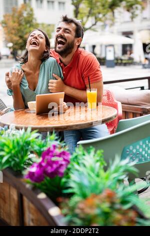 Bella coppia innamorata di divertirsi in una data in un caffè Foto Stock