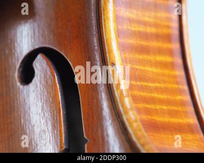 Contemporaneo violino in legno fatto a mano e dettagli solati su bianco sfondo Foto Stock