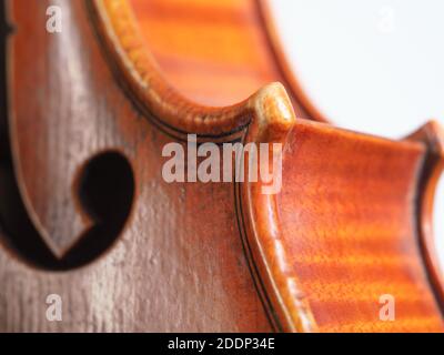 Contemporaneo violino in legno fatto a mano e dettagli solati su bianco sfondo Foto Stock