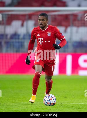 Monaco, Germania. 25 Nov 2020. Calcio: Champions League, FC Bayern Monaco di Baviera - RB Salzburg, stadio di gruppo, gruppo A, 4° incontro nell'Allianz Arena. Douglas Costa di Monaco gioca la palla. Credit: Sven Hoppe/dpa/Alamy Live News Foto Stock