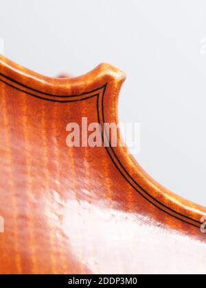 Contemporaneo violino in legno fatto a mano e dettagli solati su bianco sfondo Foto Stock