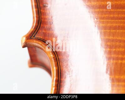 Contemporaneo violino in legno fatto a mano e dettagli solati su bianco sfondo Foto Stock