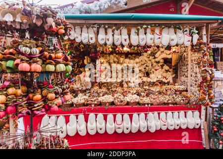 Capodanno e fiera di Natale. Frutta secca multicolore, spezie, decorazioni profumate. Budapest, Ungheria Foto Stock