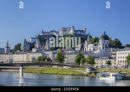 Geografia / viaggio, Austria, Salzburg County, Salzburg, vista attraverso il Salzach sulla città vecchia e sul fortre, diritti aggiuntivi-clearance-Info-non-disponibile Foto Stock