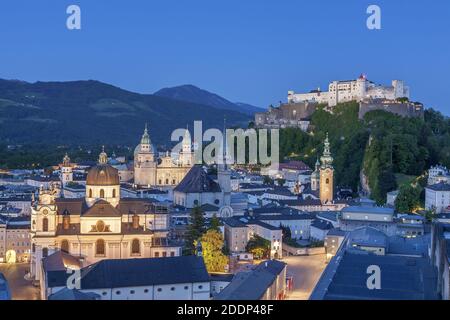 Geografia / viaggio, Austria, Salzburg County, Salisburgo, vista attraverso la città vecchia con il coll steeple, diritti aggiuntivi-clearance-Info-non-disponibile Foto Stock