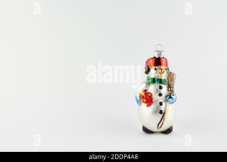 pupazzo di neve giocattolo per albero di natale su bianco Foto Stock