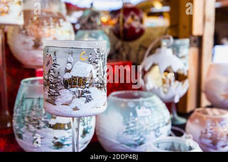 Souvenir tradizionali ungheresi in vetro per la decorazione degli interni nel mercatino di Natale di Budapest, Ungheria. Decorazioni dell'albero di Natale Foto Stock