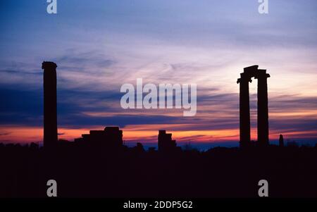 Rovine classiche silhouette al tramonto o al tramonto presso il Tempio di Apollo in rovina o il Tempio di Apollo nella città antica di Didima, Didim Turchia Foto Stock