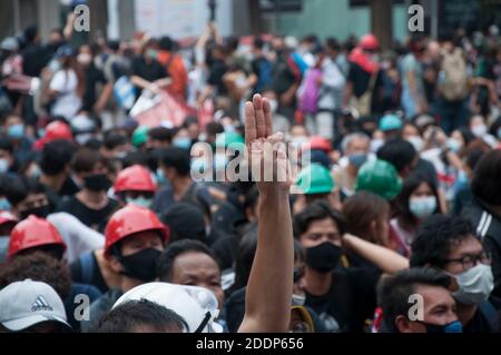 Bangkok, Thailandia. 25 Ott 2020. Un manifestante fa il saluto a tre dita durante una dimostrazione all'incrocio di Ratchaprasong. Il saluto a tre dita è un simbolo di proteste anti-governative in Thailandia, che significa libertà, libertà e fraternità ispirate ai film dei Giochi della fame. Credit: SOPA Images Limited/Alamy Live News Foto Stock