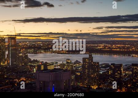 Vista aerea di edifici, grattacieli e torri a Manhattan di notte. Splendidi colori nell'orizzonte. Fiume Hudson e Jersey City in background Foto Stock