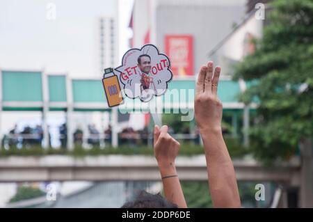 Bangkok, Thailandia. 25 Ott 2020. Un saluto a tre dita visto accanto a un cartello durante una dimostrazione all'incrocio di Ratchaprasong. Il saluto a tre dita è un simbolo di proteste anti-governative in Thailandia che significa libertà, libertà e fraternità ispirate ai film dei Giochi della fame. Credit: Peerapon Boonyakiat/SOPA Images/ZUMA Wire/Alamy Live News Foto Stock