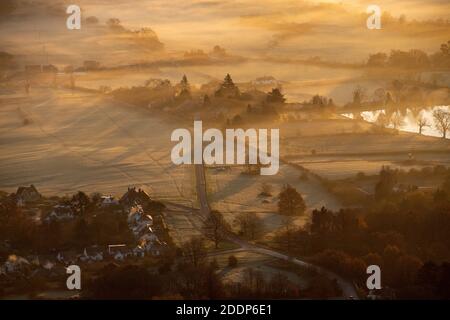 Il sole sorge su un fognoso Worcestershire. Foto Stock