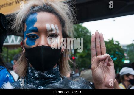 Bangkok, Thailandia. 25 Ott 2020. Un protesore con una faccia dipinta, fa il saluto a tre dita durante una dimostrazione all'intersezione di Ratchaprasong. Il saluto a tre dita è un simbolo di proteste anti-governative in Thailandia che significa libertà, libertà e fraternità ispirate ai film dei Giochi della fame. Credit: Peerapon Boonyakiat/SOPA Images/ZUMA Wire/Alamy Live News Foto Stock