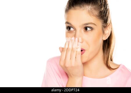 ritratto di giovane bella donna, controllando il respiro su sfondo bianco Foto Stock