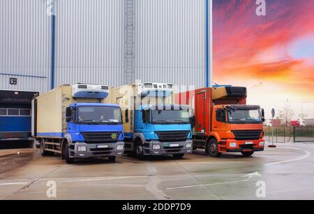 Carico di camion con parcheggio di ascensore al magazzino, logistica di trasporto di merci di strada e trasporto. Foto Stock