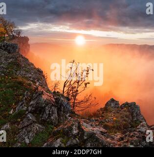 Splendidi paesaggi estivi in Carpatia montagne, tramonto e albe, wievs foggy, cielo drammatico. Foto Stock