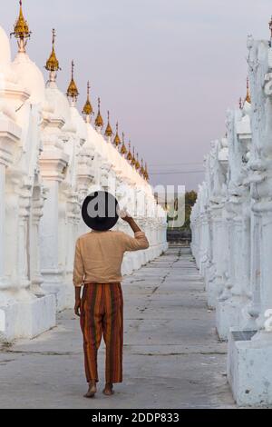 Uomo che indossa cappello a Kuthodaw Pagoda, Myanmar (Birmania), Asia nel mese di febbraio Foto Stock