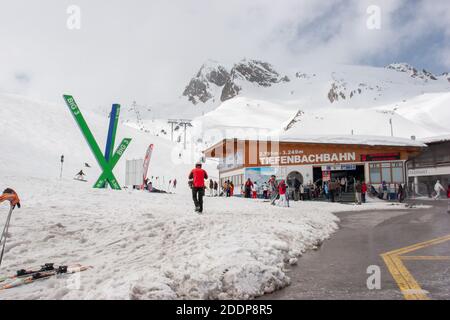 Soelden, Austria - maggio 2008: Bella giornata di primavera nella località sciistica del ghiacciaio Soelden. Foto Stock