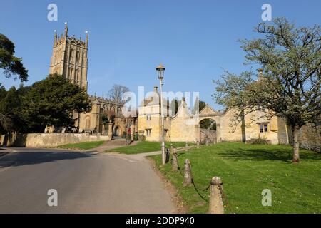 Gates Houses e St James Church, Chipping Campden, Glos, Cotswolds, Inghilterra, Regno Unito Foto Stock