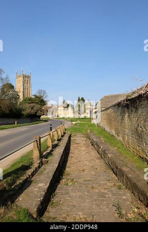 Cart Wash, con St James Church & Gatehouses, Chipping Campden, Glos, Cotswolds, Inghilterra, Regno Unito Foto Stock