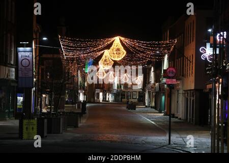 Decorazioni natalizie e luci nel centro di Chichester, West Sussex, Regno Unito. Foto Stock