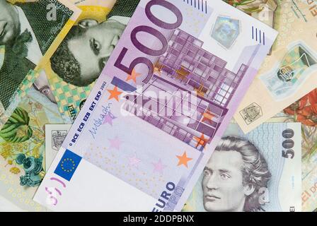 molte banconote rumene leu alto e 500 euro di legge Foto Stock