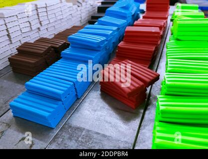 Cumulo di plastilina nella linea di produzione in fabbrica. Argilla modellante multicolore. Industria manifatturiera della plastilina. Modellare materiale in argilla per l'arte dei bambini Foto Stock