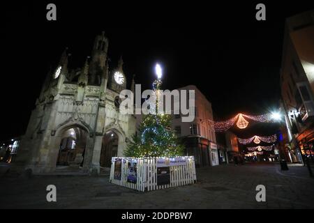 Decorazioni natalizie e luci nel centro di Chichester, West Sussex, Regno Unito. Foto Stock