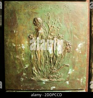 Piona, Colico, Provincia di Lecco, Regione Lombardia, sponda orientale del Lago di Como, Italia.. Abbazia di Piona. Pannello della porta in bronzo realizzato dallo scultore Giuseppe Abram (1982), che sulle due porte rappresentava sei pannelli con episodi della vita di San Benedetto tratti dai dialoghi di San Gregorio Magno. Foto Stock