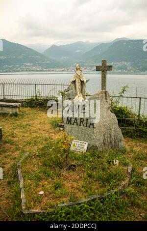 Piona, Colico, Provincia di Lecco, Regione Lombardia, sponda orientale del Lago di Como, Italia.. Abbazia cistercense di Piona o Priorato di Piona. Una statua dedicata alla Vergine Maria nel giardino dell'abbazia che sovrastano il lago di Como. Foto Stock