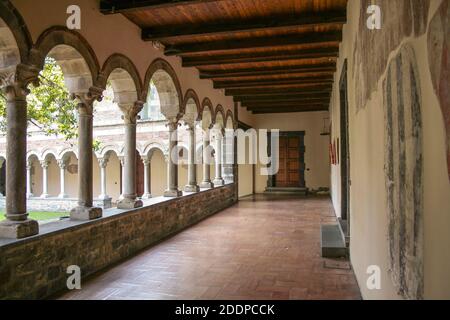 Piona, Colico, Provincia di Lecco, Regione Lombardia, sponda orientale del Lago di Como, Italia.. Abbazia di Piona. Il chiostro del priorato. XIII secolo d.C. Foto Stock