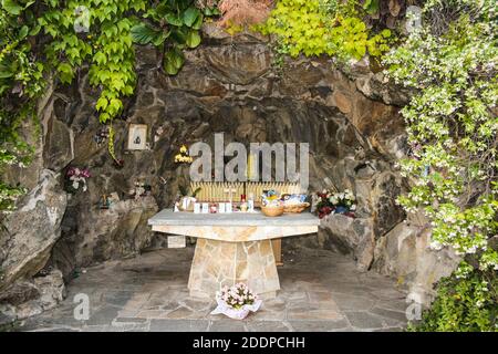 Piona, Colico, Provincia di Lecco, Regione Lombardia, sponda orientale del Lago di Como, Italia.. La Grotta di nostra Signora di Lourdes all'interno del complesso dell'Abbazia di Piona. Foto Stock