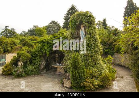 Piona, Colico, Provincia di Lecco, Regione Lombardia, sponda orientale del Lago di Como, Italia.. La Grotta di nostra Signora di Lourdes all'interno del complesso dell'Abbazia di Piona. Foto Stock